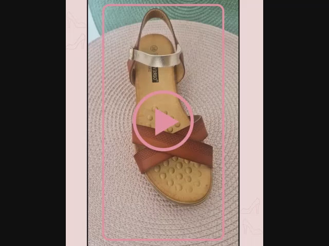 sandalia de talla grande para mujer en color marrón y agarre al tobillo, diseño de tiras anchas cruzadas en la zona del empeine, cuña baja y suela acolchada