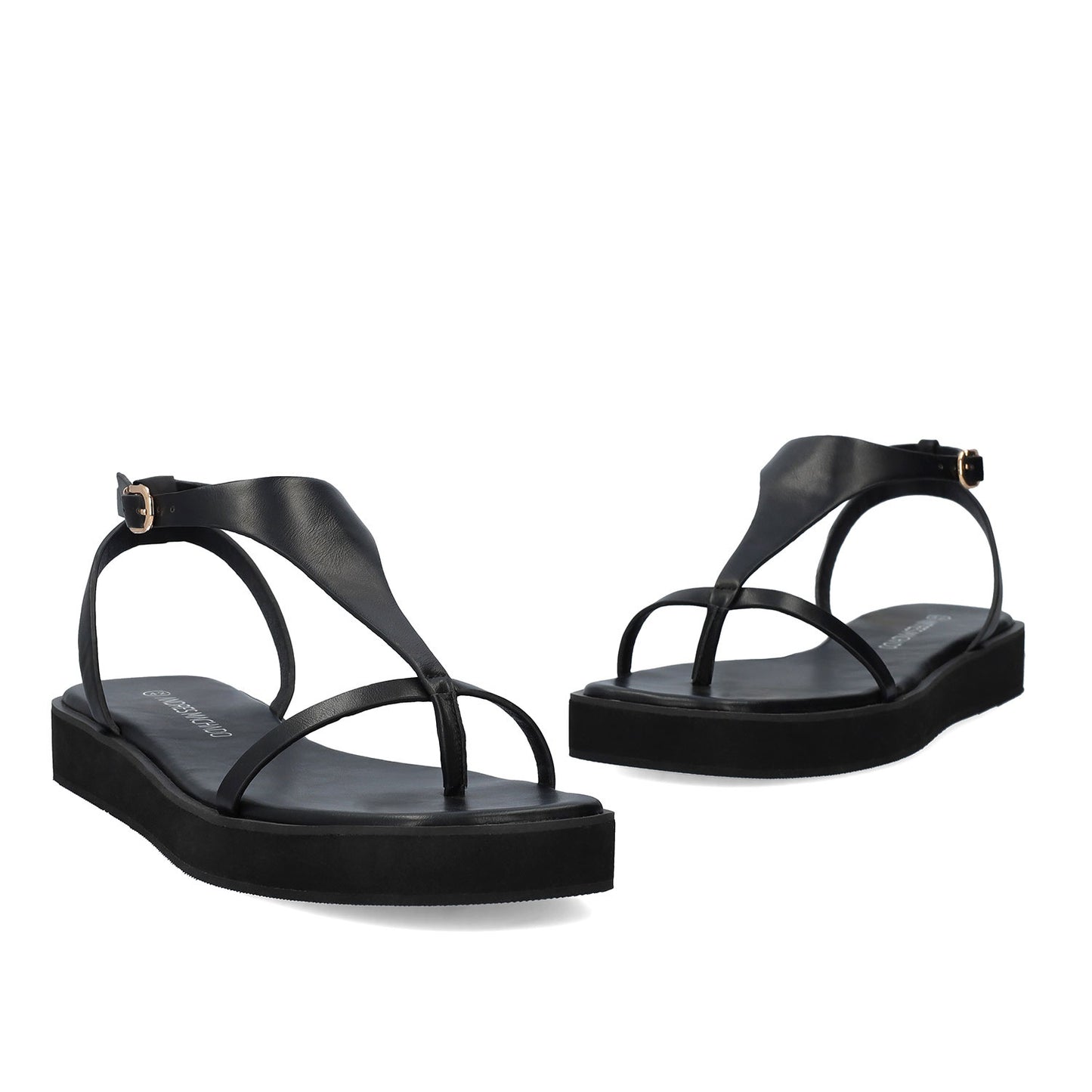sandalia de talla grande para mujer de color negro con diseño de tiras al dedo y agarre al tobillo 