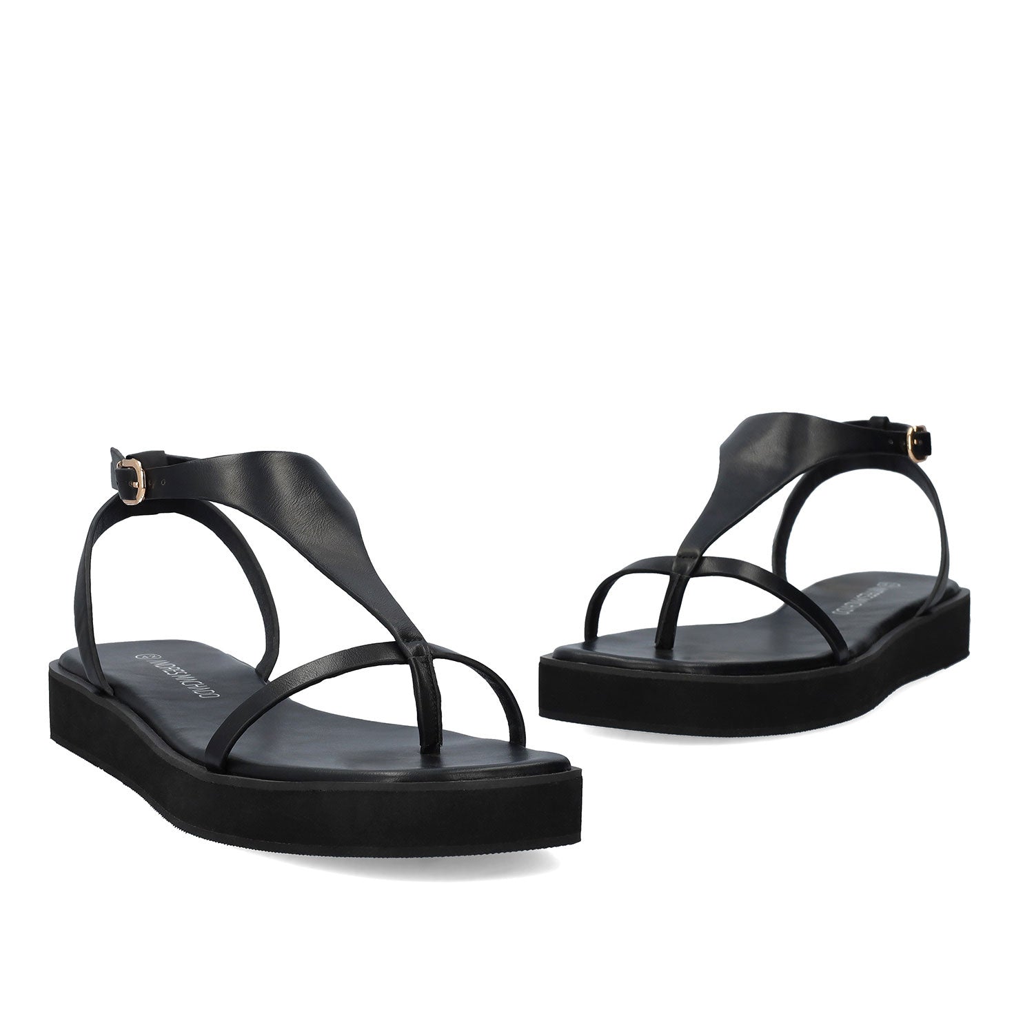 sandalia de talla grande para mujer de color negro con diseño de tiras al dedo y agarre al tobillo 