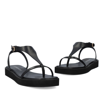 sandalia de talla grande para mujer de color negro con diseño de tiras al dedo y agarre al tobillo 