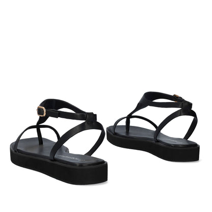 sandalia de mujer de color negro y diseño de tiras de talla grande