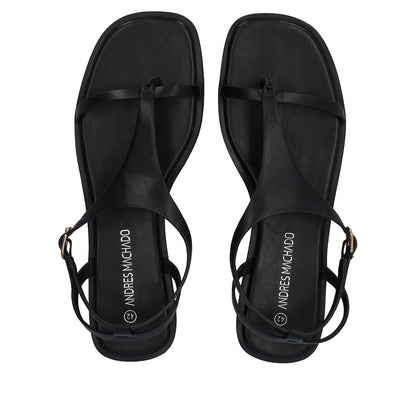 Sandalia de color negro con diseño de tiras al dedo de talla grande para mujer