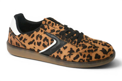 deportiva de mujer con estampado de leopardo en tonos marrones, tira lateral en color negro y detalla blanco y corones negros n talla 42