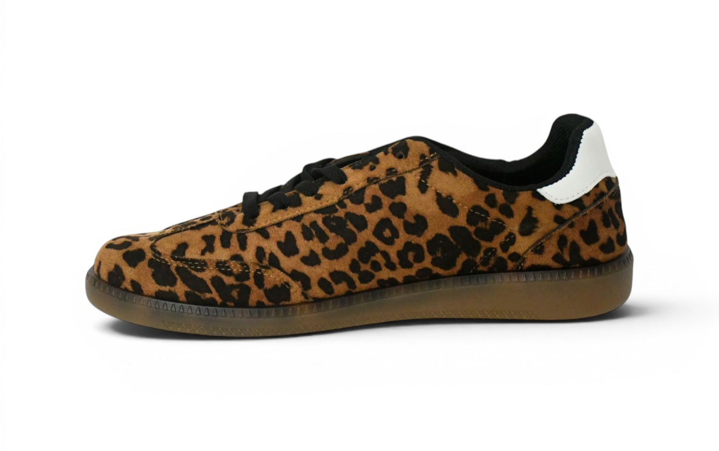 zapatilla de mujer con estampado de leopardo, cordones de color negro y detalla blanco en la zona trasera de la zapatilla y suela plana