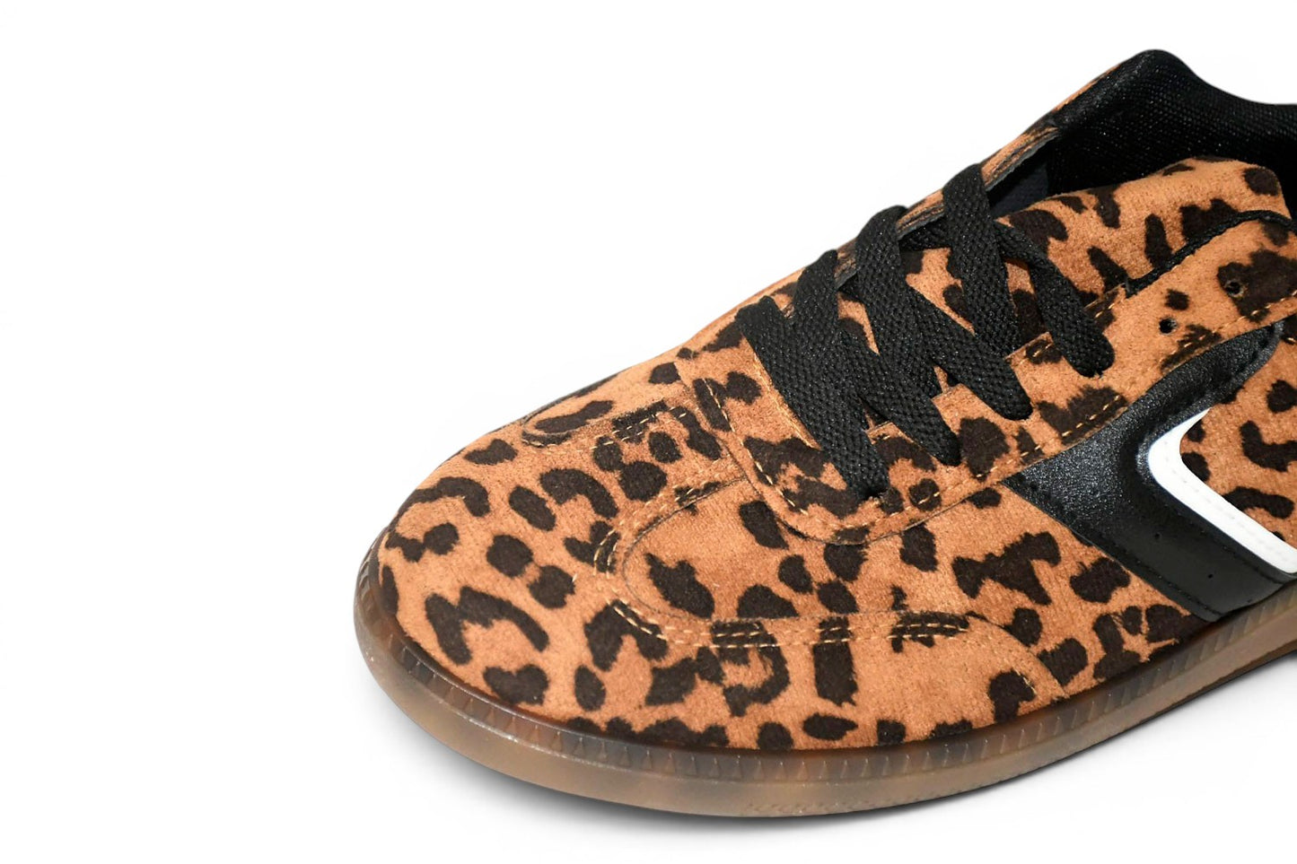zapatilla deportiva de mujer con estampado de leopardo en tonos marrones y tira lateral de color negro de talla 42
