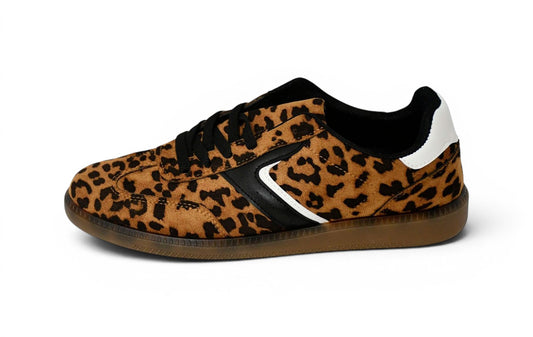 zapatilla de mujer de estampado de leopardo en tonos marrones, tira lateral en color negro y detalle blanco en la zona trasera de talla 43