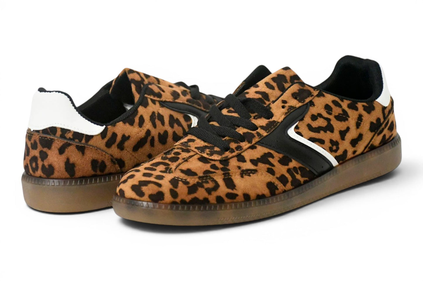 zapatillas para mujer con estampado de leopardo tira exterior en tono negro y detalle blanco, con cordones en negro y suela estilo retro 
