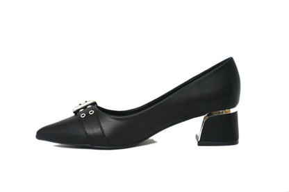 Zapatos de mujer en talla 43 de color negro y tacón medio ancho con detalle en plata en la zona interna y hebilla moderna en la zona delantera. 