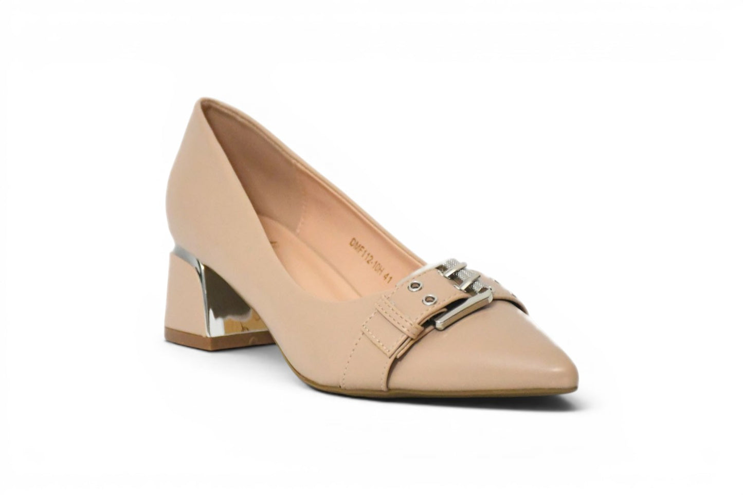 Zapato de tacón de talla grande para mujer en color beige y hebilla en la parte delantera. 
