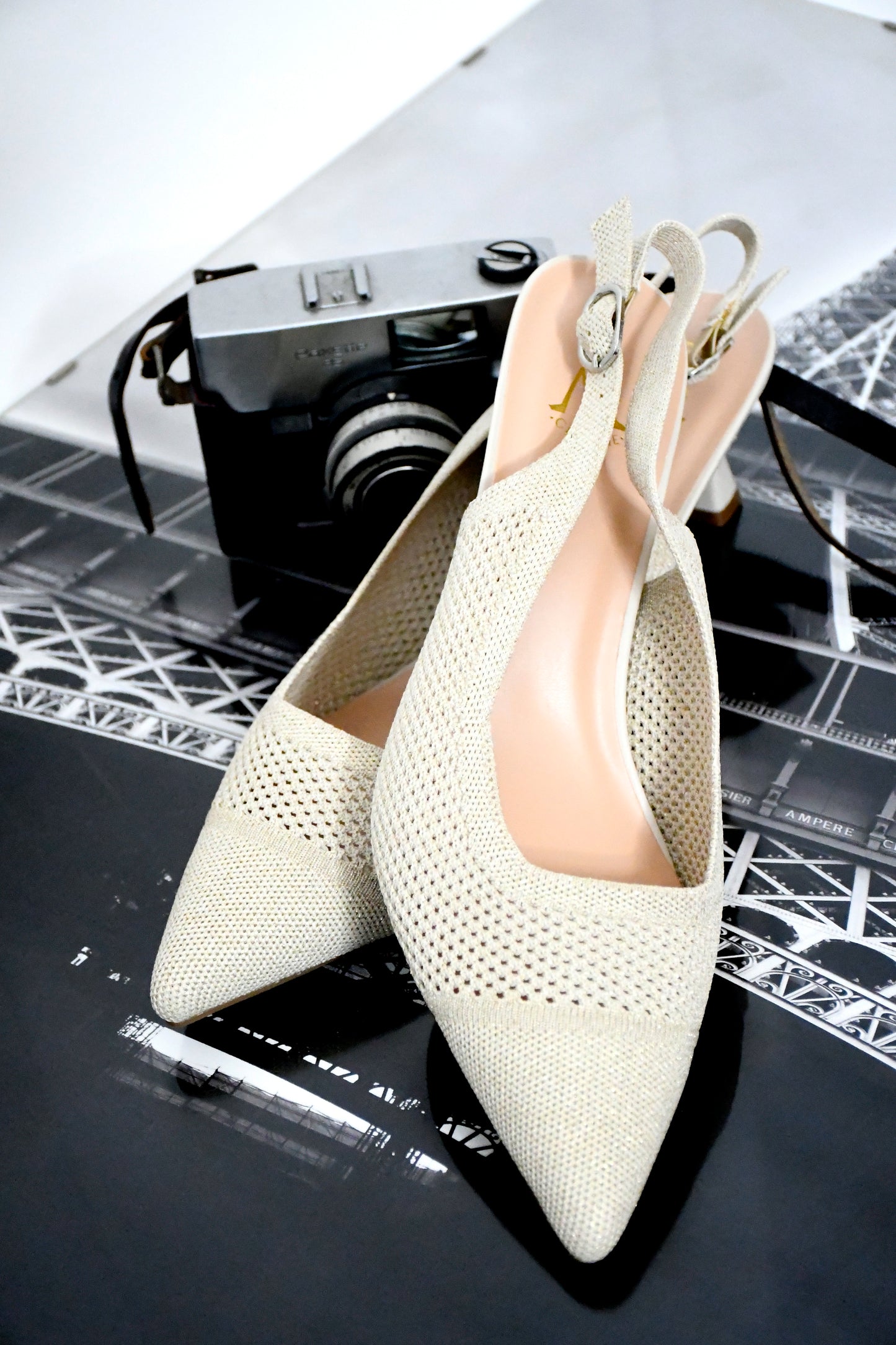 Slingback de punta fina con textura calada